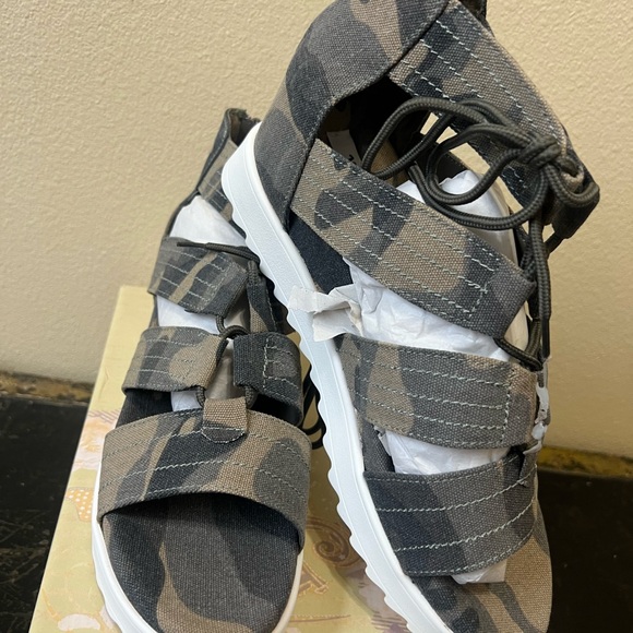 NEW woman’s Very G size 10 camo print sandals. - Picture 3 of 5